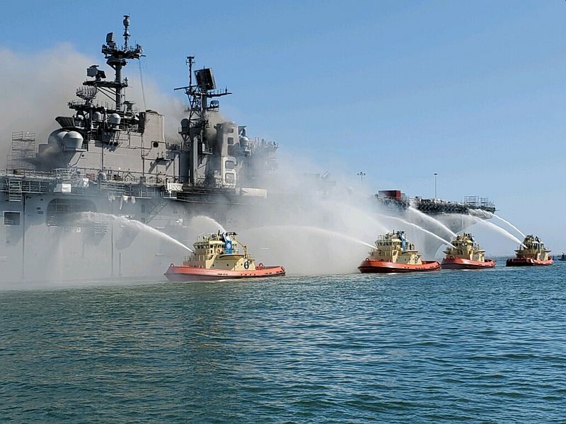 fire on american navy warship at base in San Diego 21 wounded | सॅन डिएगो : अमेरिकन नौदलाच्या युद्धनौकेला आग, 21 जण जखमी