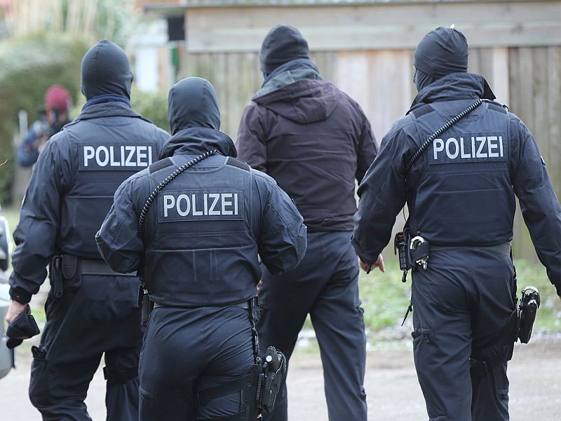 Germany arrested five tajiks suspected to be connected with is terror cell sna | तजाकिस्तानच्या पाच नागरिकांना जर्मनीत अटक, आयएसशी संबंध असल्याचा संशय; आखत होते 'असा' कट