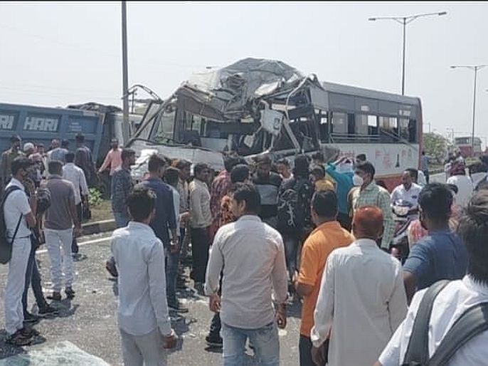 ST bus hits truck; 15 injured, three serious | भरधाव एसटी बसची ट्रकला धडक; १५ जखमी, तीन गंभीर