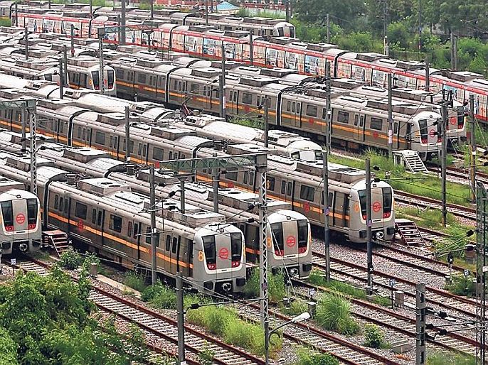 Metro service in Delhi completely closed; Lockdown also extended, strict restrictions in Uttar Pradesh till May 17 | दिल्लीत मेट्रो सेवा संपूर्ण बंद; लॉकडाऊनही वाढविला, उत्तर प्रदेशमध्येही १७ मेपर्यंत कडक निर्बंध