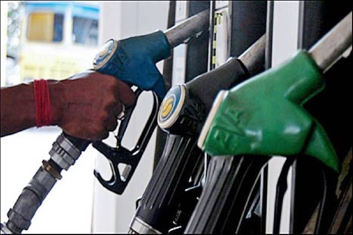 Petrol price hiked, diesel price hiked to Rs 83 | पेट्रोल भडकलं, डिझेलचे दरही ८३ रुपयांवर; असे आहेत महाराष्ट्रातील या चार महानगरांतील इंधन दर