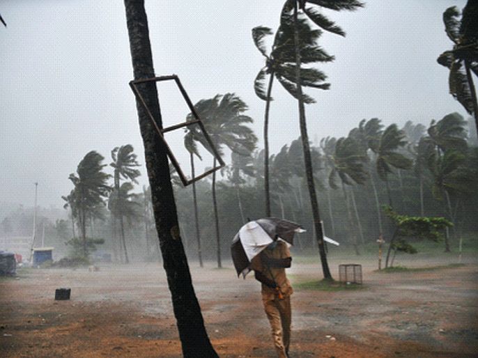 Cyclone hits Palghar, Raigad; Vigilance orders in Kerala, Gujarat and state | पालघर, रायगडला चक्रीवादळाची धडकी; केरळ, गुजरातसह राज्यात सतर्कतेचे आदेश 