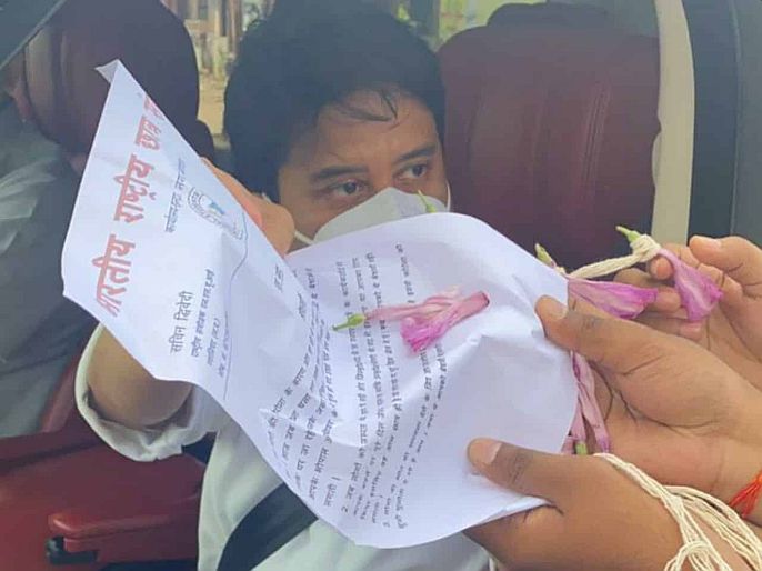 BJP leader Jyotiraditya scindia security break nsui workers gave besharm garland and memorandum | झेड सुरक्षा असतानाही NSUIनं ज्योतिरादित्य शिंदेंचा ताफा रोखला, दिली बेशरमाची फुलं; मिळालं असं उत्तर