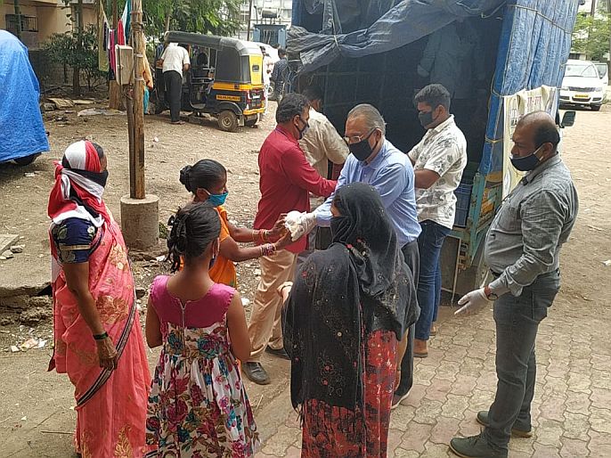 Entrepreneurs lend a hand during lockdown, help hail-hit villages and donate food to disadvantaged groups | लॉकडाऊन काळात उद्योजकांचा मदतीचा हात, गारपीटग्रस्त गावांना मदत तर वंचित घटकांसाठी अन्नदान