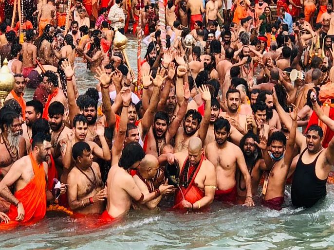 Uttarakhand Haridwar kumbh 2021 second shahi snan somvati amavasya | Kumbh Mela 2021: कुंभमेळ्यात लाखोंची गर्दी, कोरोना नियमांच्या चिंधड्या; अनेक साधू कोरोना पॉझिटिव्ह!