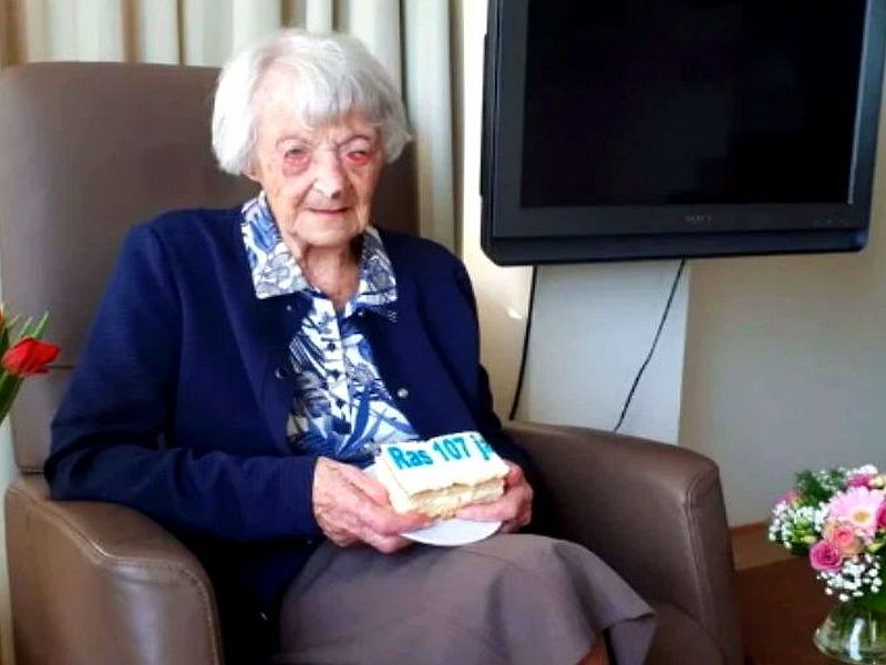 107 year old woman becomes world oldest person to survive coronavirus sna | कोरोनाचा 'दणदणीत' पराभव करत 'ठणठणीत' होऊन घरी परतल्या 'या' 107 वर्षांच्या आजी, असा साजरा केला होता वाढदिवस