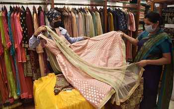 Crowds at garment and clothing shops in Nagpur | नागपुरात गारमेंट व कपड्याच्या दुकानांत गर्दी