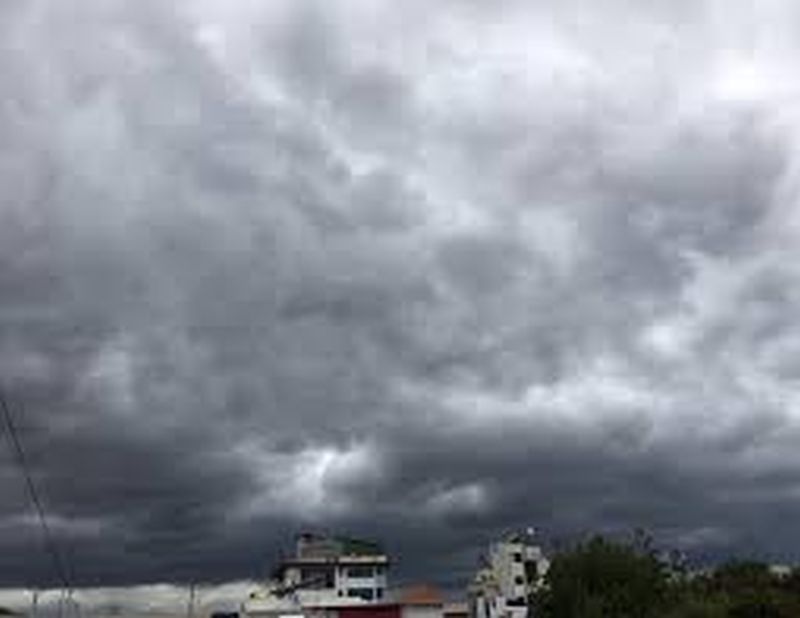 Clouds thickened in Nagpur, the temperature dropped by 4.8 degrees | नागपुरात  ढग दाटले, तापमान ४.८ अंशाने घसरले