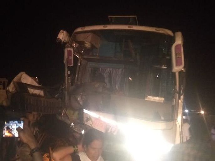 Bizarre accident at Hadolati toll plaza in Latur district, 9 injured, two serious | लातूर जिल्ह्यातील हडोळती टोलनाक्यावर विचित्र अपघात, ट्रॅव्हल्स, जीप, टेम्पोची धडक; ९ जखमी, दोन गंभीर