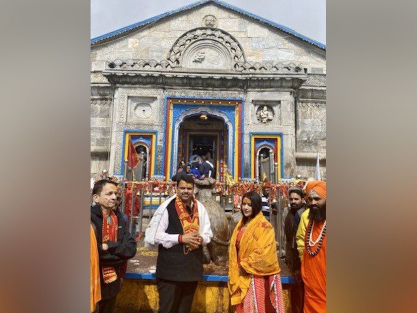 cm devendra fadnavis visits kedarnath temple before maharashtra election 2019 result | मुख्यमंत्र्यांचं पंतप्रधानांच्या पावलावर पाऊल; निकालाआधी केदारनाथाचं दर्शन