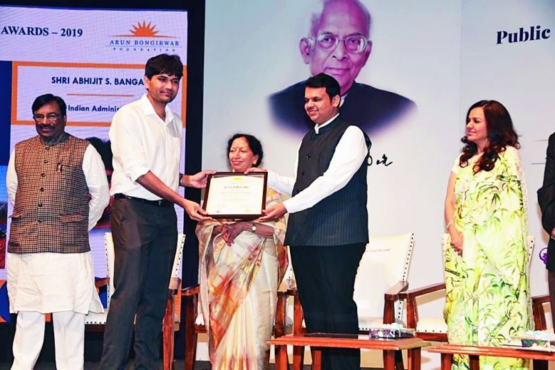 Abhijit Bangar gets the Bongirwar Award at the hands of Chief Minister | मुख्यमंत्र्यांच्या हस्ते अभिजित बांगर यांना बोंगीरवार अवॉर्ड प्रदान