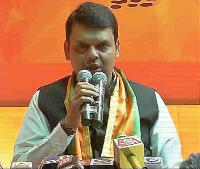 Only 'Navy' in the country, Congress should fight only by-elections: Fadnavis | देशात 'डावे' फक्त नावाला, काँग्रेसने फक्त पोटनिवडणुका लढवाव्यात : फडणवीस