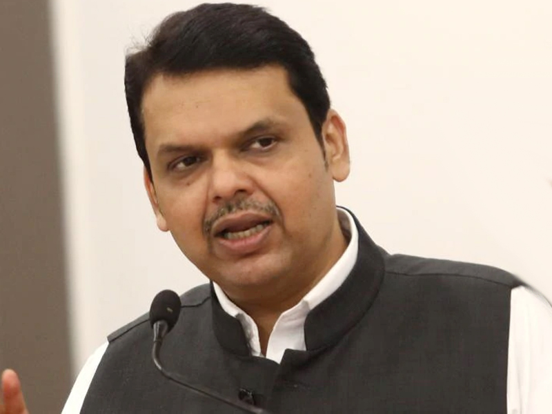 Maharashtra Election 2019: Sanjay Rauta directly attacks CM Devendra Fadnavis and BJP | स्वतःला शिवसैनिक म्हणवणाऱ्यांनी आमचे संस्कारही घ्यावेत; संजय राऊतांचा थेट मुख्यमंत्र्यांवर हल्ला
