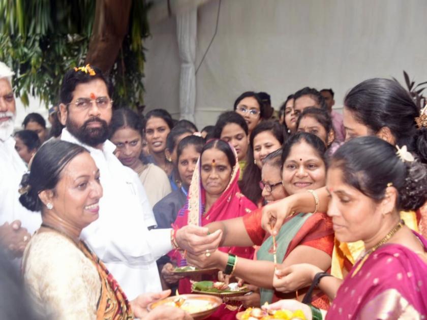 women tied rakhis to cm eknath shinde in vidhimandal | मुख्यमंत्री लाडकी बहीण योजना जाहीर; माता भगिनींनी CM एकनाथ शिंदेंना बांधल्या राख्या