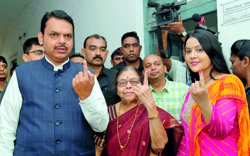 Maharashtra Assembly Election 2019: Chief Minister votes with family | Maharashtra Assembly Election 2019 : मुख्यमंत्र्यांनी सहकुटुंब केले मतदान