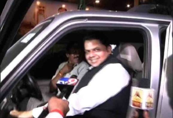 The Chief Minister did not sit in the same car! | अन् मुख्यमंत्री चुकून दुस-याच्याच गाडीत बसले !
