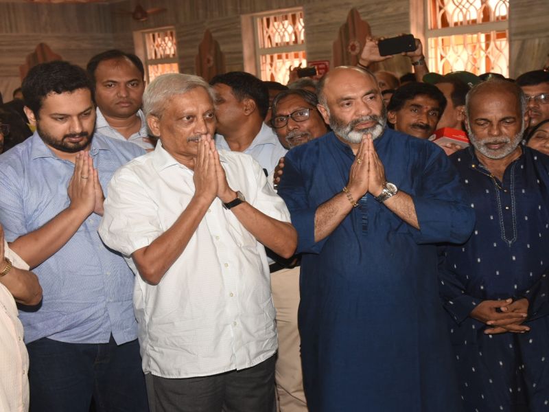 Goa CM Manohar Parrikar returns home after treatment in US, visits temple in Goa | मनोहर पर्रीकर गोव्यात परतले, महालक्ष्मी मंदिराचे घेतले दर्शन