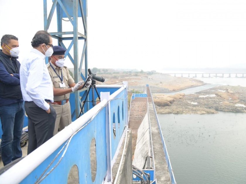 CM Uddhav Thackeray watches birds at pavani project in bhandara | मुख्यमंत्री उद्धव ठाकरे पक्षीनिरीक्षक होतात तेव्हा...