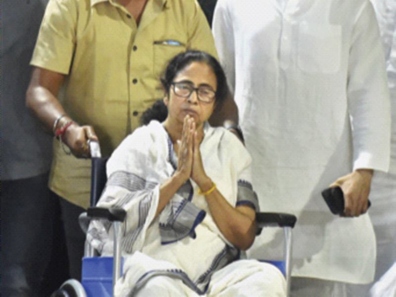Discharge to Mamata Banerjee | ममता बॅनर्जी यांना डिस्चार्ज, व्हीलचेअरवरून प्रचार करणार