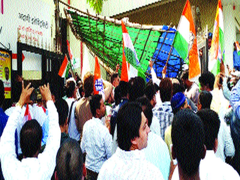 Congress' protest over power bills in Mumbai turns ugly, FIR register against 20 to 25 people | अदानी कंपनीच्या तोडफोडी प्रकरणी 20 ते 25 जणांविरोधात गुन्हा