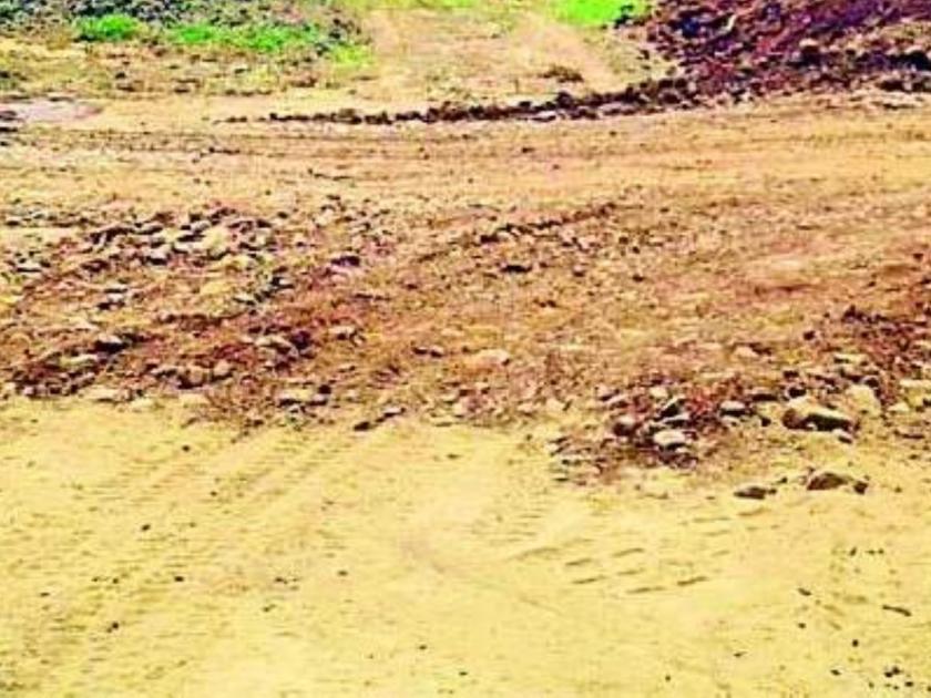 Inadequate land acquisition process of Naladurg-Akkalkot road; Allegation of farmers in press conference | नळदुर्ग-अक्कलकोट रस्त्याची भूसंपादन प्रक्रिया अयोग्य; शेतकऱ्यांचा पत्रकार परिषदेत आरोप