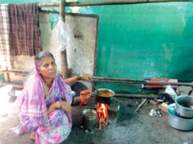 Beneficiaries of Ujjwala Gas on the stove again! | उज्ज्वला गॅसचे लाभार्थी पुन्हा चुलीवर!