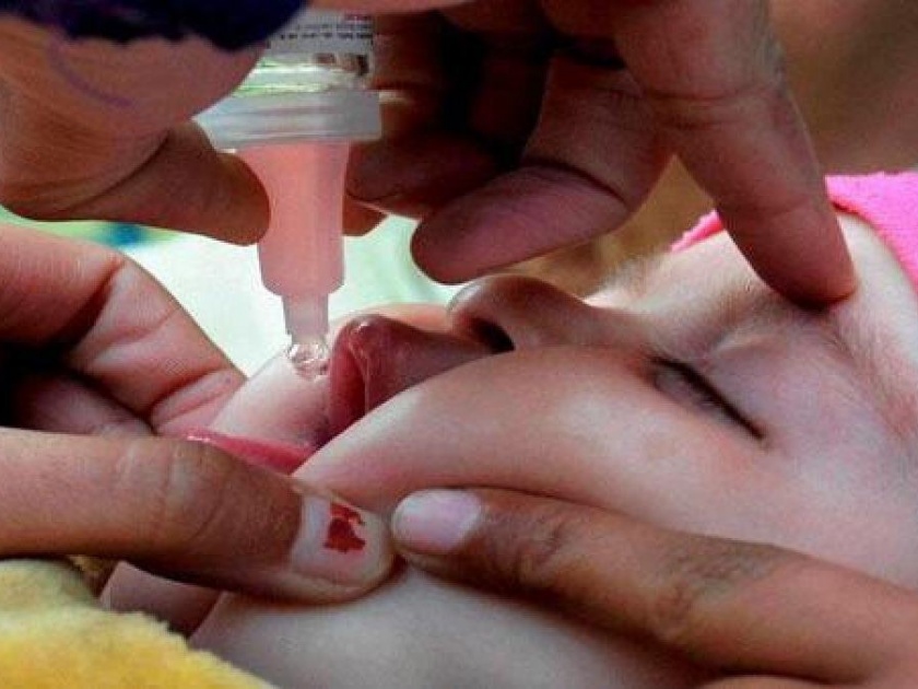 While vaccinating the baby, a piece of plastic went into his stomach | पोलिओचा डोस देताना बाळाच्या पोटात गेला प्लास्टिकचा तुकडा
