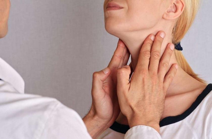 Health: If you are suffering from thyroid, do not eat it by accident! | Health : ​‘थायरॉइड’ने त्रस्त असाल तर चुकूनही खाऊ नका हे पदार्थ !
