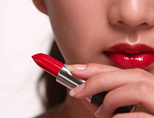 Lipstick that appears on the lips | ओठांवर खुलून दिसणारे लिपस्टिक