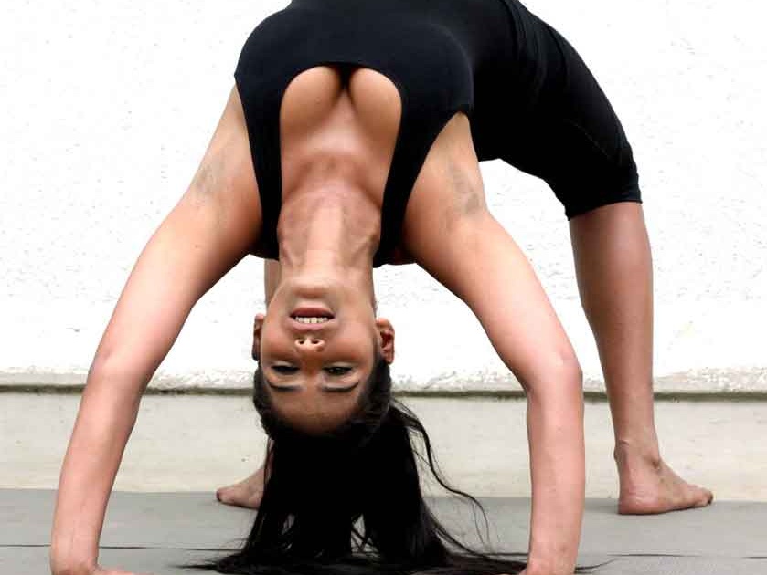 See Poonam Pandey's Yoga in Photos | ​फोटोंमध्ये पहा पूनम पांडेचा योगा