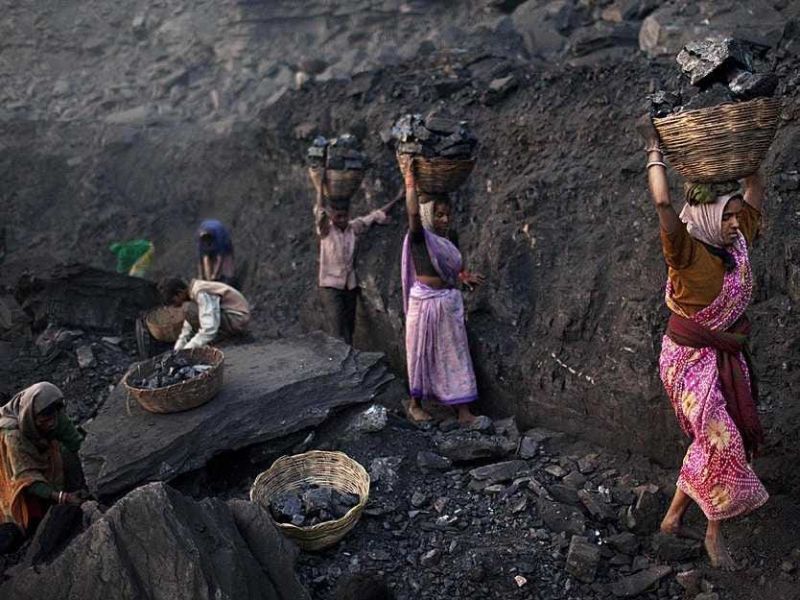 Coal workers worked in mine by endangering life | जीव धोक्यात घालून खाणीत राबतात कोळसा कामगार