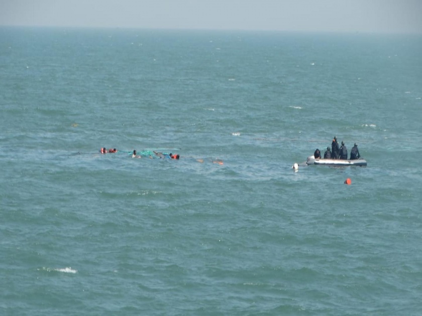 Shocking The boat sank in the Worli Sea | धक्कादायक! वरळीच्या समुद्रात बोट बुडाली