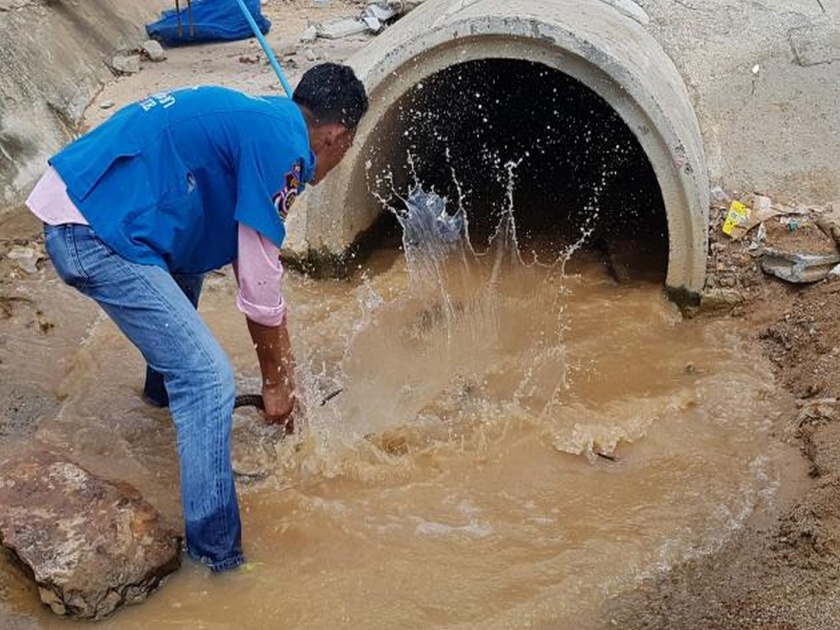 Thailand 13 foot long king cobra yanked out of sewer drain | Video : नाल्यात होता तब्बल 13 फुटांचा किंग कोब्रा; पकडण्यासाठी आले लोकं पण...