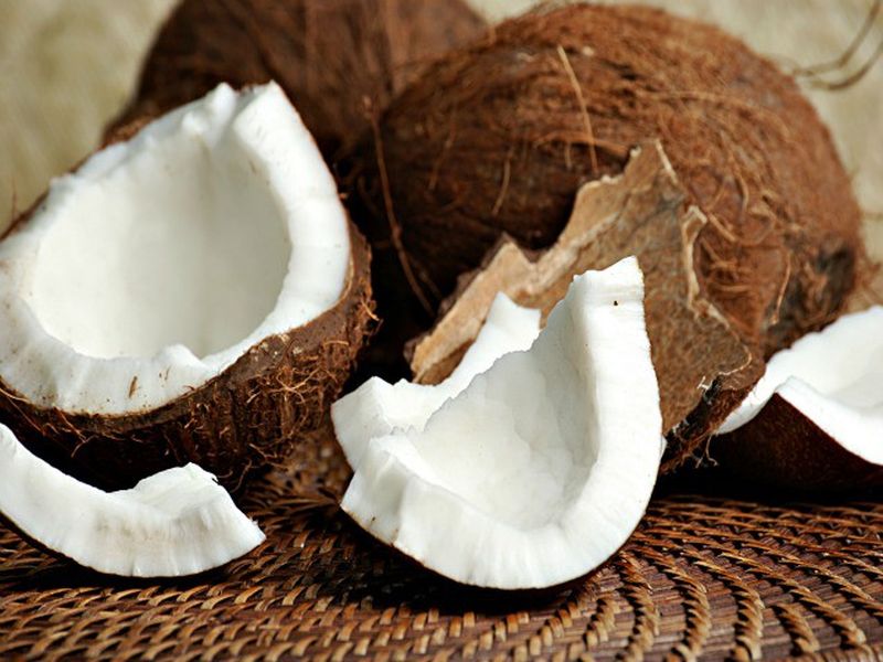 Eating coconut everyday increases immunity keeps heart healthy | रोज खोबऱ्याचं सेवन केल्याने वाढणार रोगप्रतिकारक शक्ती, हृदयही राहणार निरोगी!