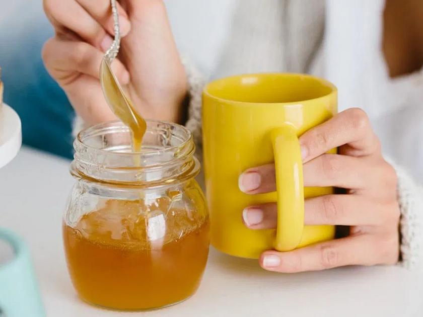 Add honey in coffee to increase weight loss process | कॉफी आणि मध वजन कमी करण्यासाठी हेल्दी कॉम्बिनेशन, जाणून घ्या खास फंडा!