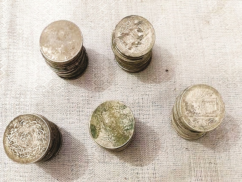 306 antique coins found at Massajog in Kaij taluka | केज तालुक्यातील मस्साजोग येथे सापडली ३०६ पुरातन नाणी