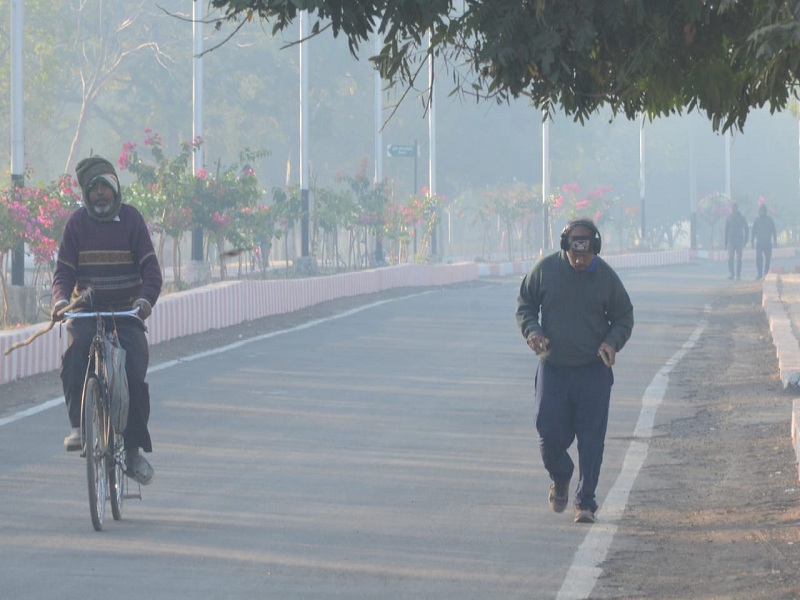 Parbhani temperature is 4 degrees; Confrontation of the cold weather of the citizens | परभणीचा पारा ४ अंशावर; नागरिकांचा हुडहुडी भरणाऱ्या थंडीशी सामना 