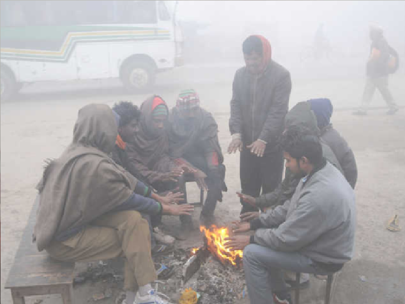 Cold snap in Hudhudi, Raigad district due to low temperature; A sheet of fog on the highways | तापमान घसरल्याने हुडहुडी, रायगड जिल्ह्यात थंडीचा कडाका; महामार्गांवर धुक्याची चादर