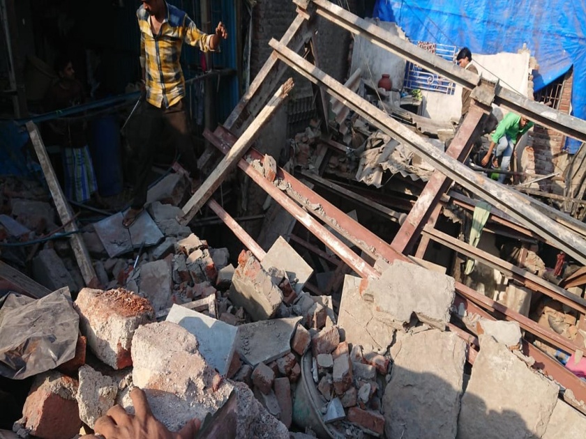 Video: Part of the house in Dharavi collapses; 8 people injured | Video : धारावीत राहत्या घराचा भाग कोसळला; ८ जण जखमी 
