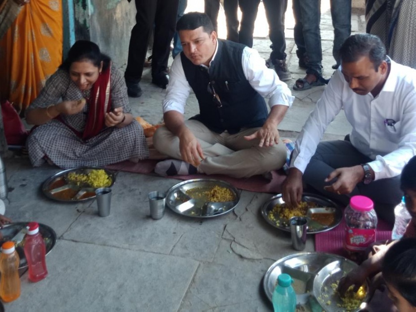 The district collector took the khichadi with the students | जिल्हाधिकाऱ्यांनी विद्यार्थ्यांसोबत घेतला खिचडीचा आस्वाद