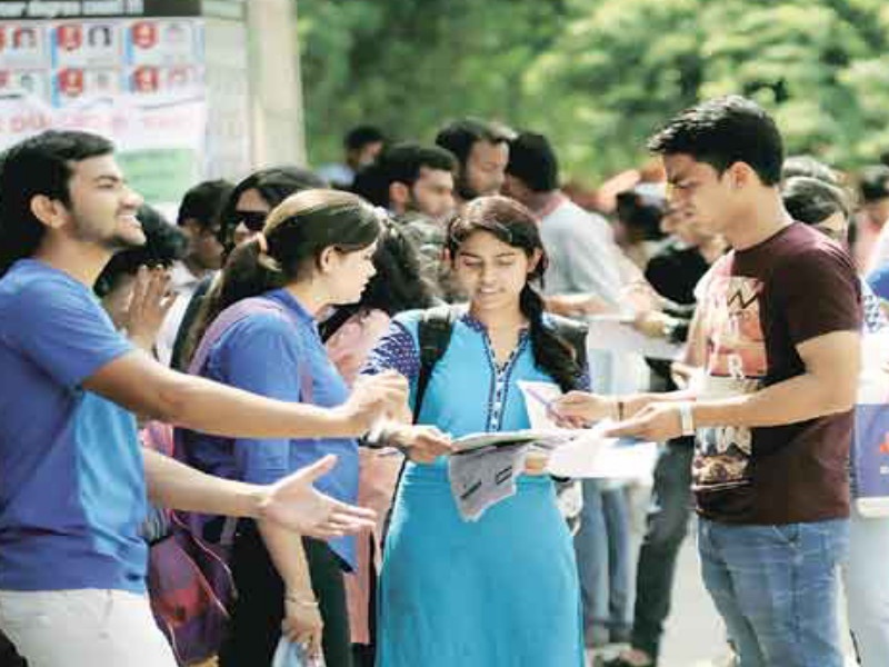 Churning for admission in named colleges | नामांकित महाविद्यालयांमध्ये प्रवेशासाठी चुरस