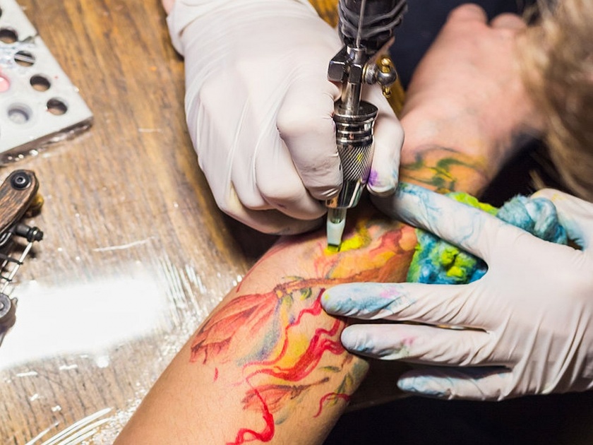 Colored tattoo is dangerous for body attacks lymph nodes reveals a study | कलर्ड टॅटू शरीरासाठी जास्त घातक, रिसर्चमधून धक्कादायक गोष्ट उघड!