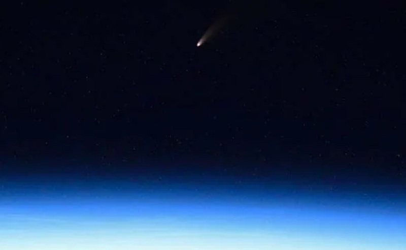 comet neowise or c 2020 f3 as it came into view of earth bob behnken share photo on twitter | अद्भूत! पृथ्वीच्या अगदी जवळ दिसला Comet Neowise; अंतराळवीराने शेअर केला फोटो 