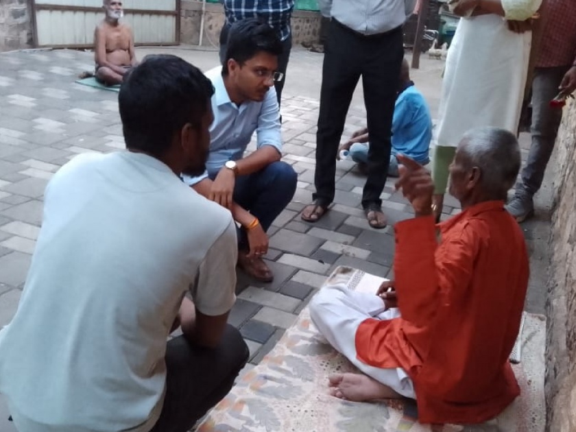 Commissioner of Sangli Municipal Corporation sat on the ground and interacted with the homeless | सांगली महापालिकेच्या आयुक्तांनी जमिनीवर बसून साधला बेघरांशी संवाद, कौशल्यानुसार काम देण्याची दिली ग्वाही