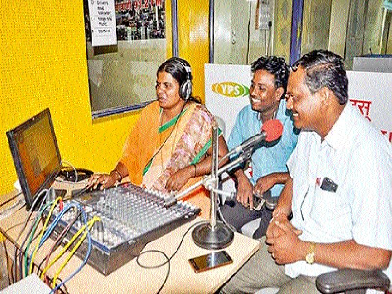 Community radio service in Rural Maharashtra | शहाणं करणारा रेडिओ