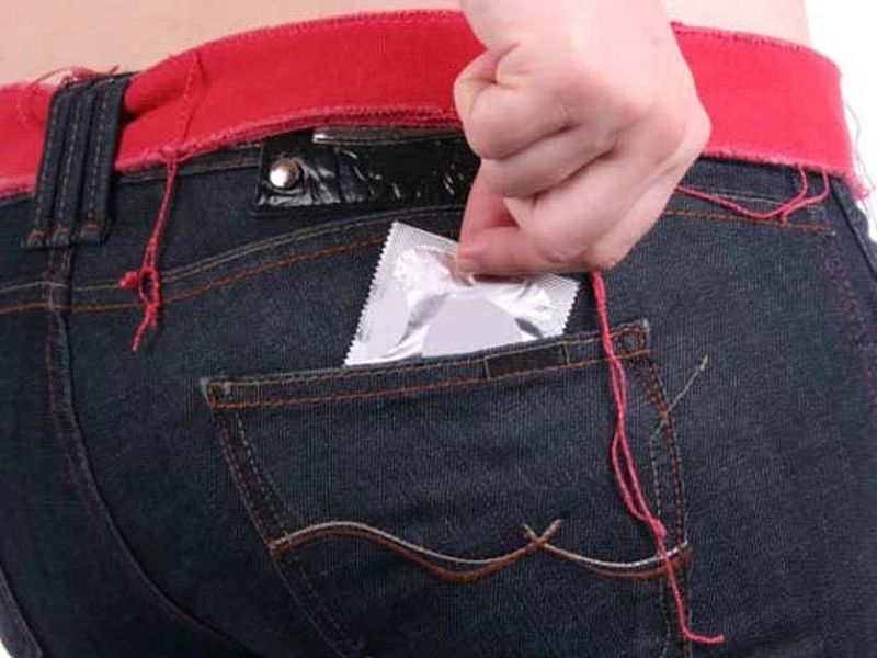 Different signs and ways to know if condom has expired | कंडोम एक्सपायर झाला की नाही हे कसं ओळखाल?