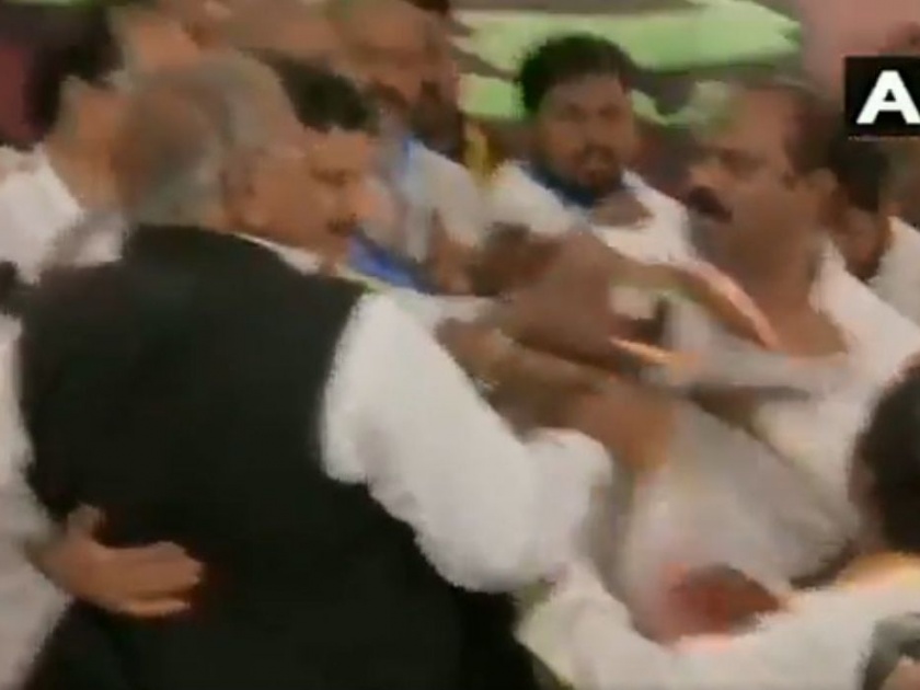 scuffle broke out between Congress leaders V Hanumantha Rao and Nagesh Mudiraj during the protest | Video : बोर्डाच्या निकालाविरोधातील आंदोलनात स्टेजवर काँग्रेस नेत्यांमध्येच हाणामारी