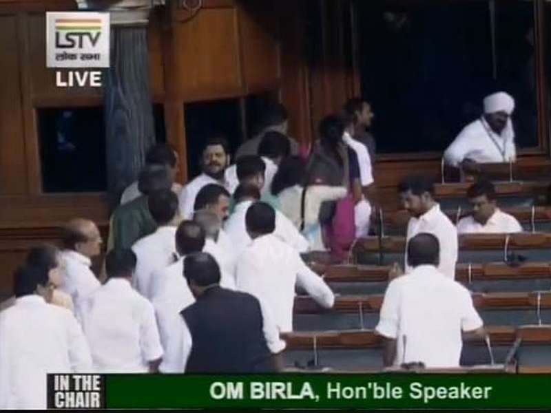 Congress MLA not presenting in congress meeting in karnataka assembly | कर्नाटकात काँग्रेसच्या 12 आमदारांची बैठकीला दांडी, लोकसभेतही खासदारांचे वॉक आऊट