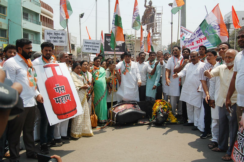 Congress movement in Solapur, against BJP government | भाजप सरकारच्या विरोधात सोलापूरातील काँग्रेसचे आंदोलन