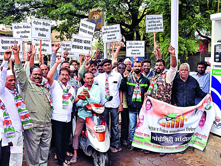 Congress' Gandhinagar against fuel hike | इंधन दरवाढीविरोधात सांगलीत काँग्रेसची गांधीगिरी